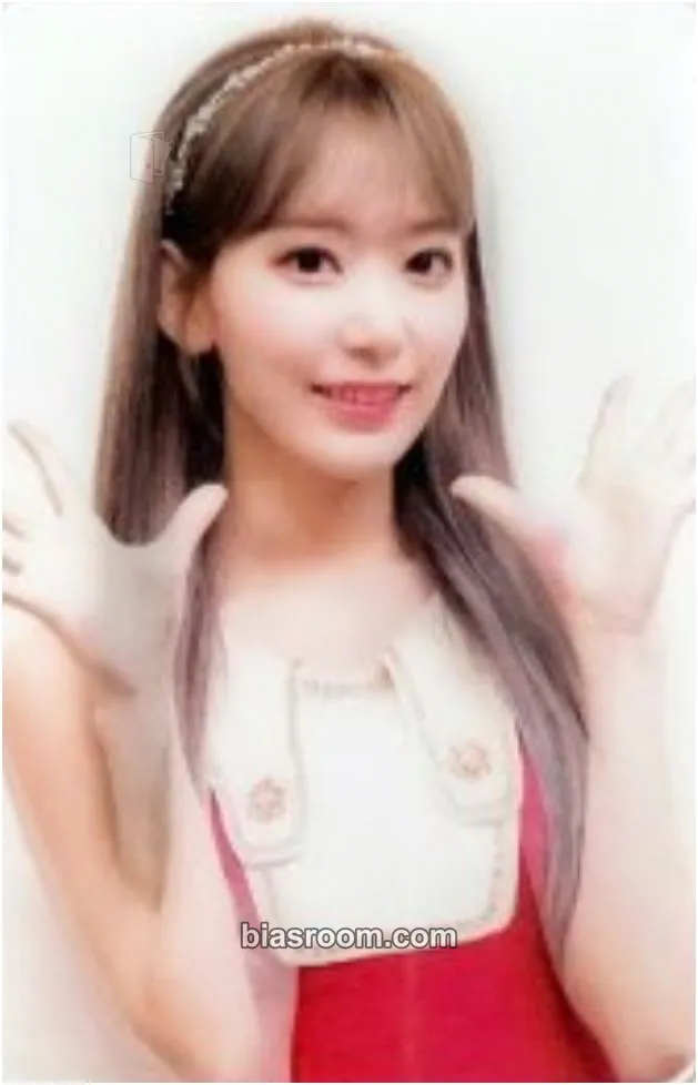 Sakura EYES ON ME in SEOUL - BLU-RAY Version Photocard - IZ*ONE - IZ*ONE K-pop photocard
