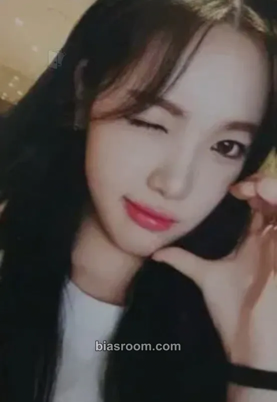 Yuha The Chase Photocard - Hearts2Hearts - Hearts2Hearts K-pop photocard