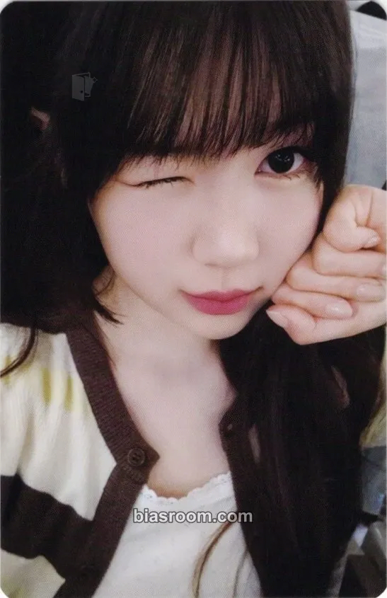 Ye-on The Chase Photocard - Hearts2Hearts - Hearts2Hearts K-pop photocard