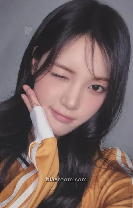 Yuha The Chase Photocard - Hearts2Hearts - Hearts2Hearts K-pop photocard
