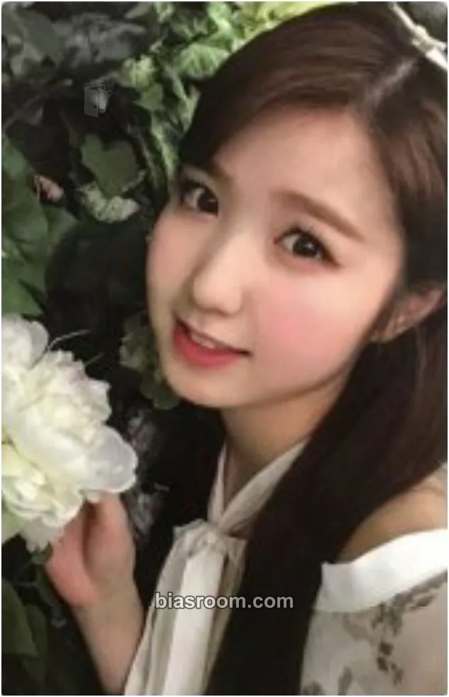 Hitomi EYES ON ME in SEOUL - DVD Version Photocard - IZ*ONE - IZ*ONE K-pop photocard