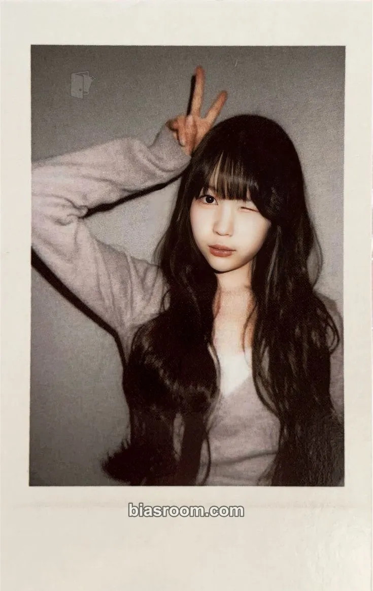 Ye-on The Chase Photocard - Hearts2Hearts - Hearts2Hearts K-pop photocard