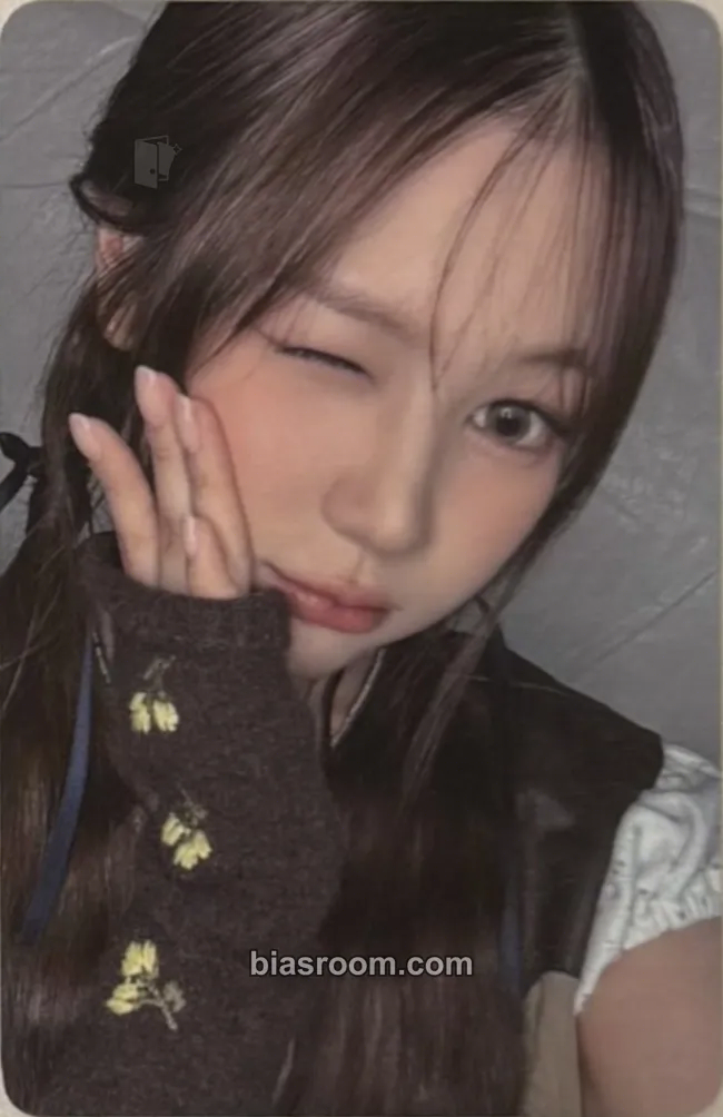 Ye-on FOCUS Photocard - Hearts2Hearts - Hearts2Hearts K-pop photocard