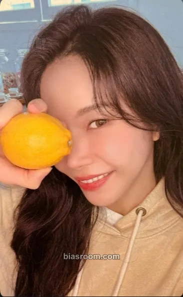 Solar Solar 2026 Season's Greetings: Solar.zip Photocard - MAMAMOO - MAMAMOO K-pop photocard