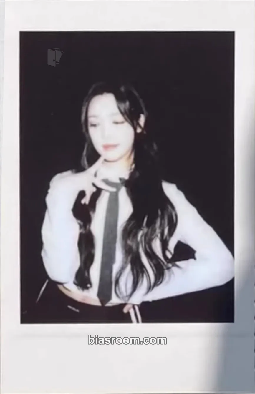 Yuha The Chase Photocard - Hearts2Hearts - Hearts2Hearts K-pop photocard
