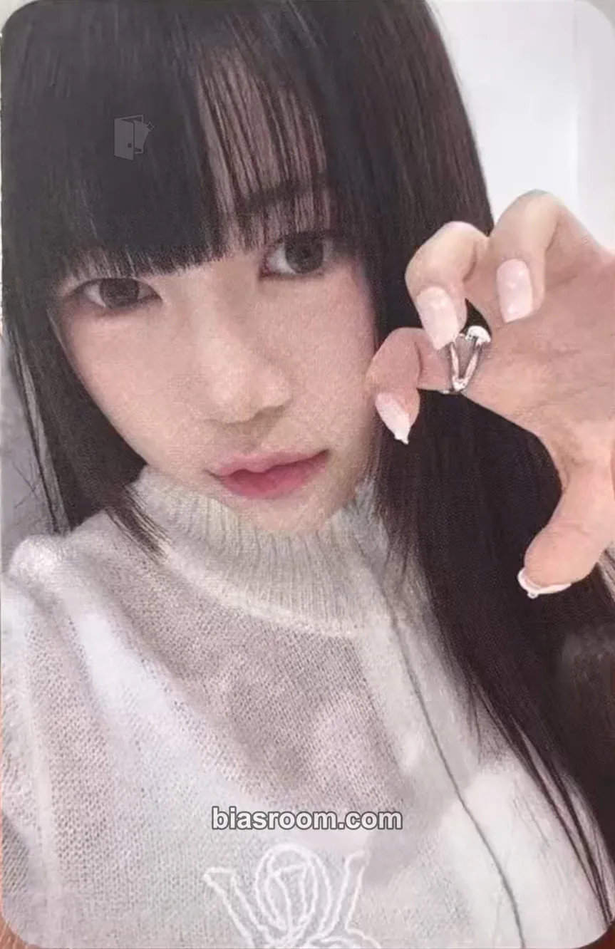 Ye-on The Chase Photocard - Hearts2Hearts - Hearts2Hearts K-pop photocard