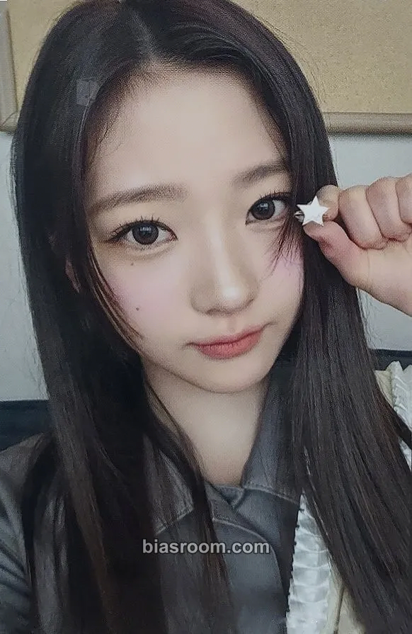 Stella The Chase Photocard - Hearts2Hearts - Hearts2Hearts K-pop photocard