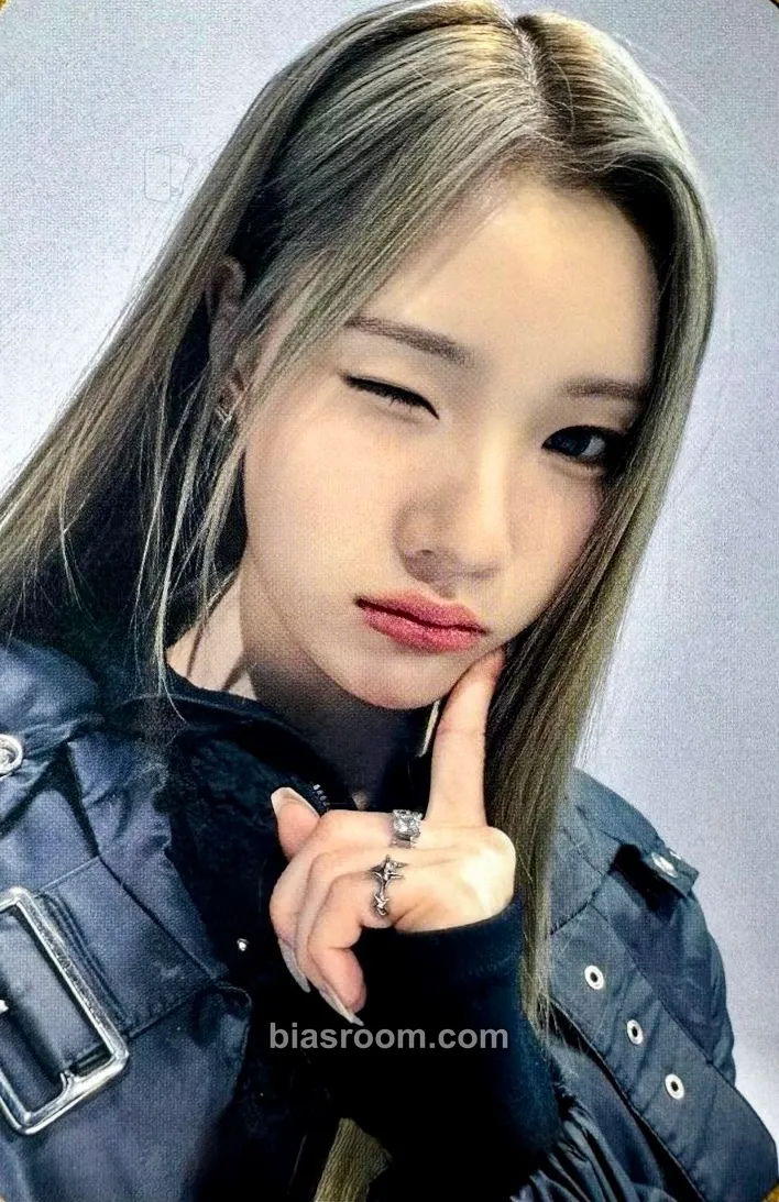 Juun The Chase Photocard - Hearts2Hearts - Hearts2Hearts K-pop photocard
