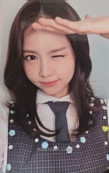 Carmen The Chase Photocard - Hearts2Hearts - Hearts2Hearts K-pop photocard