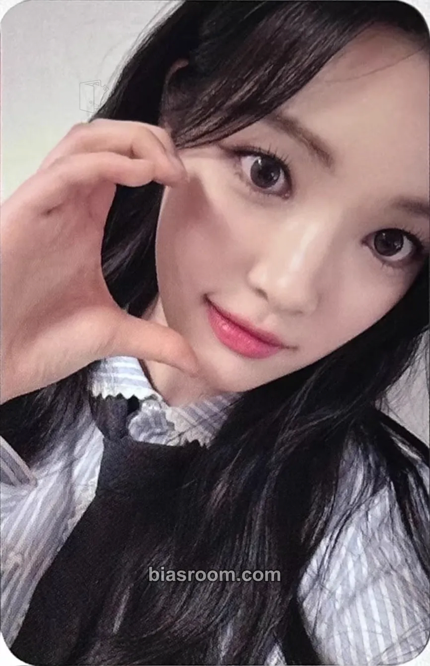 Yuha The Chase Photocard - Hearts2Hearts - Hearts2Hearts K-pop photocard