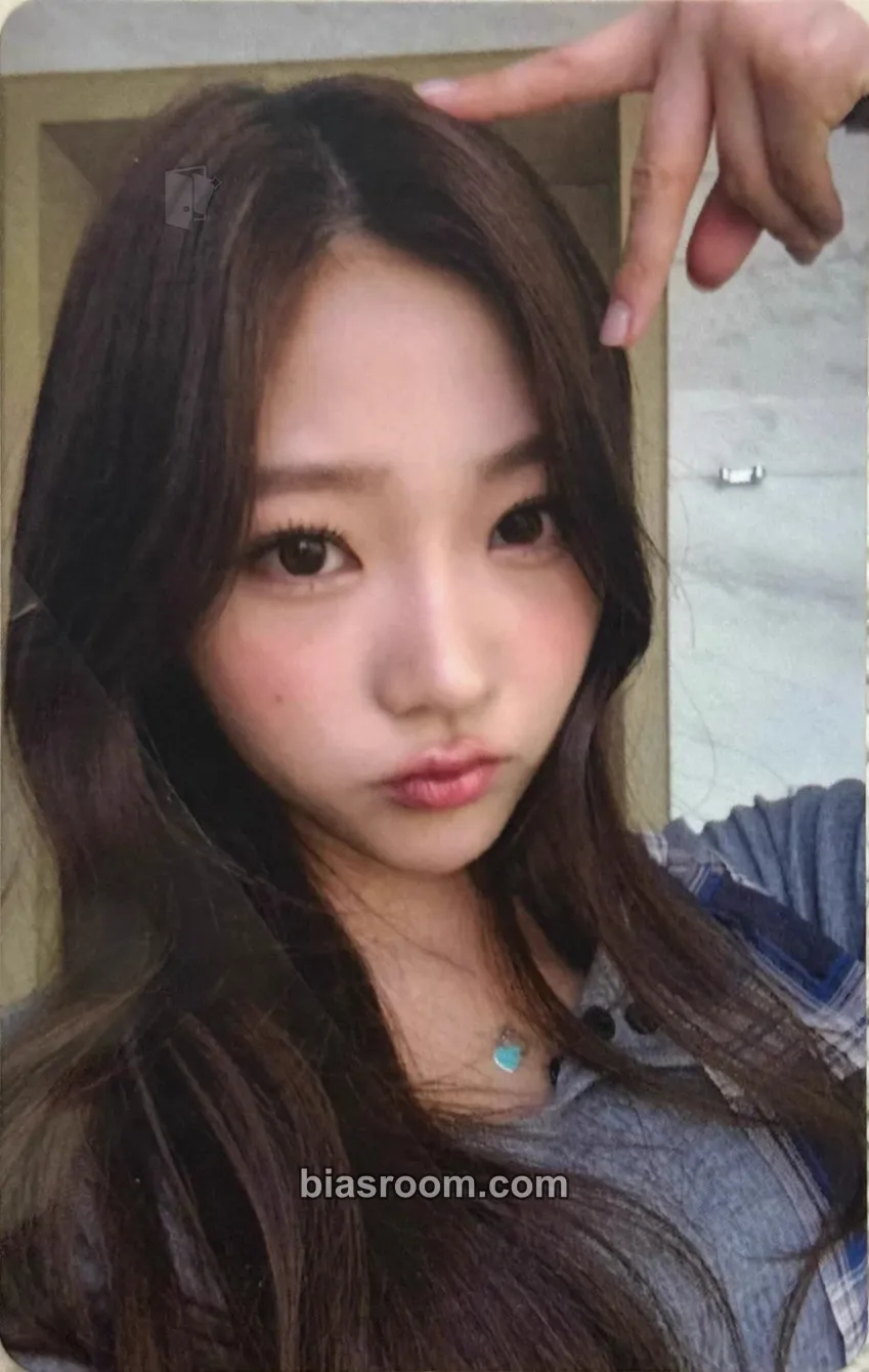Stella The Chase Photocard - Hearts2Hearts - Hearts2Hearts K-pop photocard