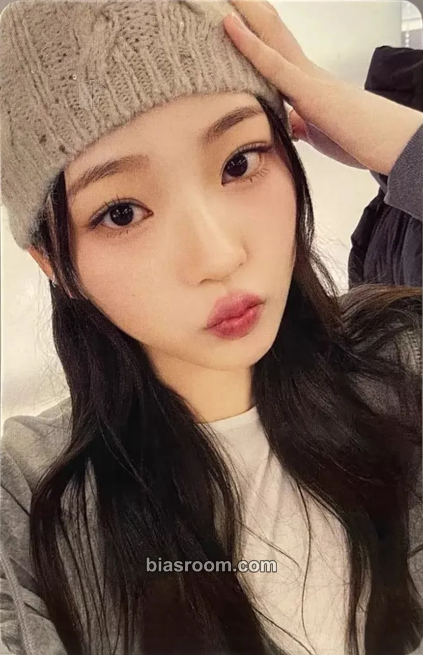 Stella The Chase Photocard - Hearts2Hearts - Hearts2Hearts K-pop photocard