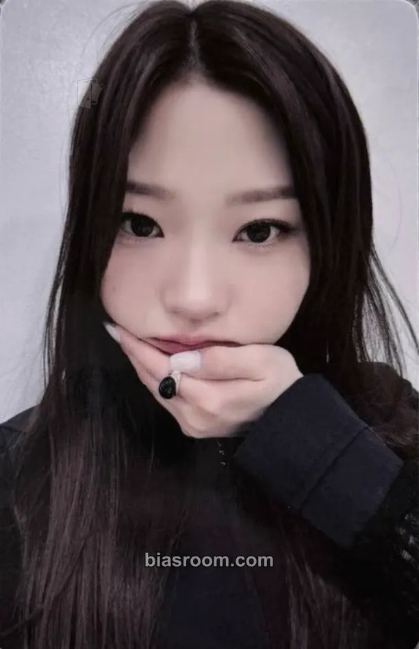 Stella The Chase Photocard - Hearts2Hearts - Hearts2Hearts K-pop photocard