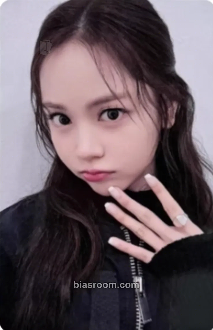 Carmen The Chase Photocard - Hearts2Hearts - Hearts2Hearts K-pop photocard