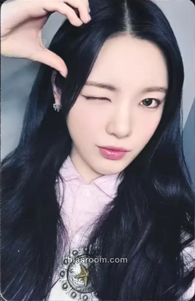 Yuha The Chase Photocard - Hearts2Hearts - Hearts2Hearts K-pop photocard