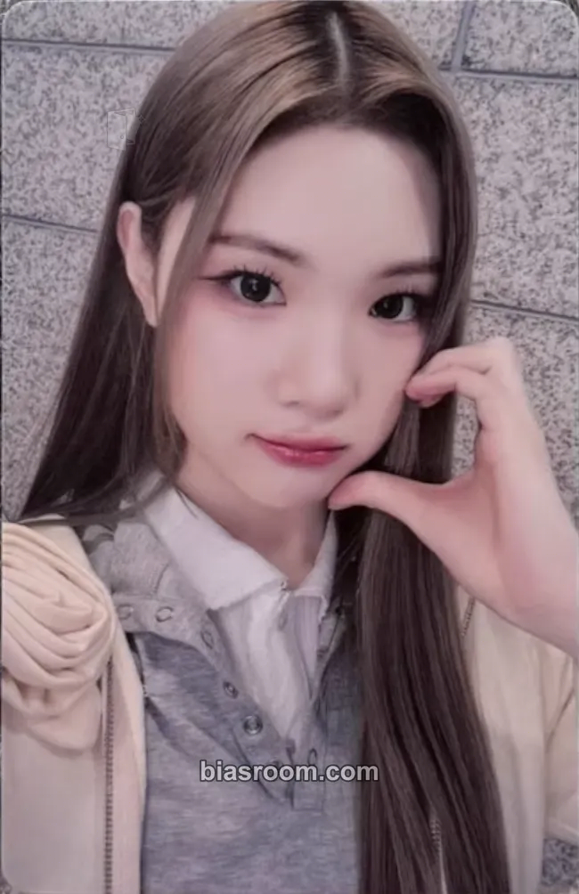 Juun The Chase Photocard - Hearts2Hearts - Hearts2Hearts K-pop photocard