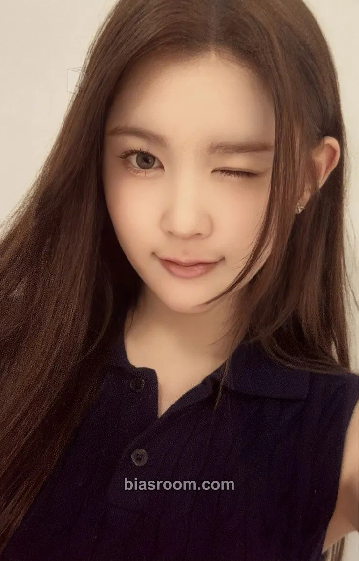 A-na The Chase Photocard - Hearts2Hearts - Hearts2Hearts K-pop photocard
