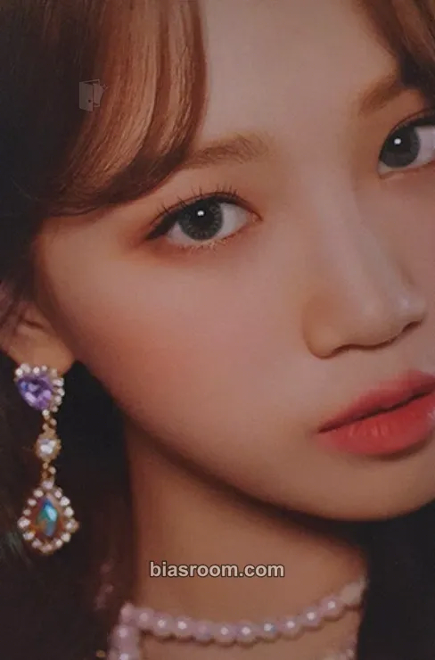 Kim Chaewon BLOOM*IZ Photocard - IZ*ONE - IZ*ONE K-pop photocard