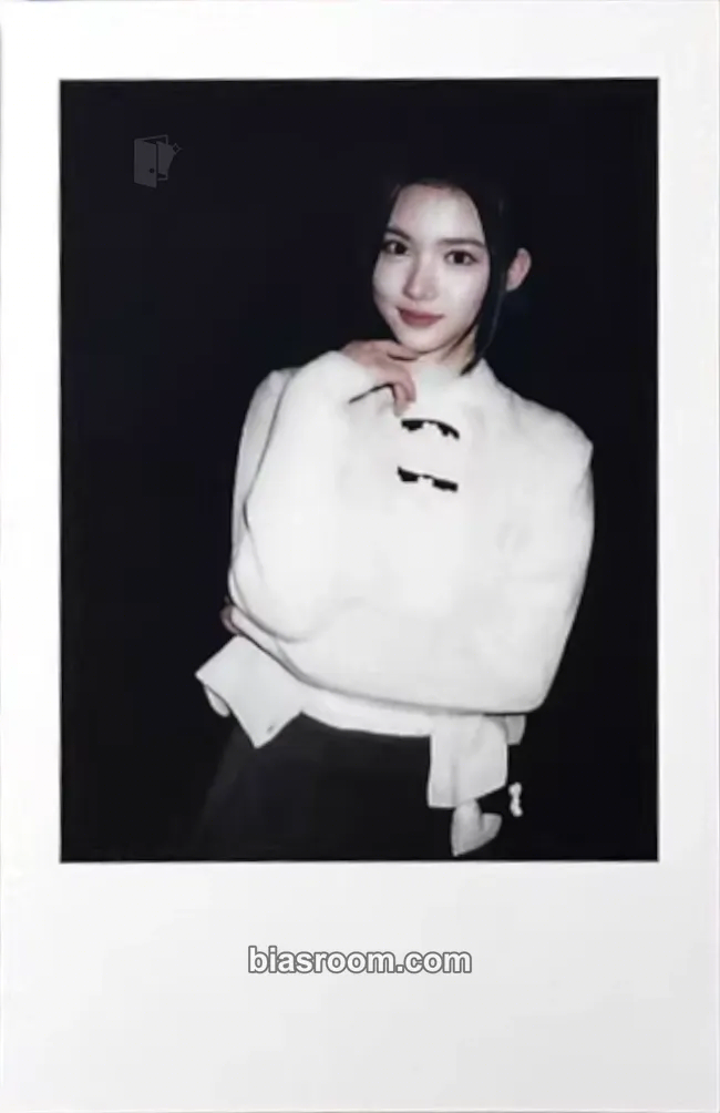 Jiwoo The Chase Photocard - Hearts2Hearts - Hearts2Hearts K-pop photocard