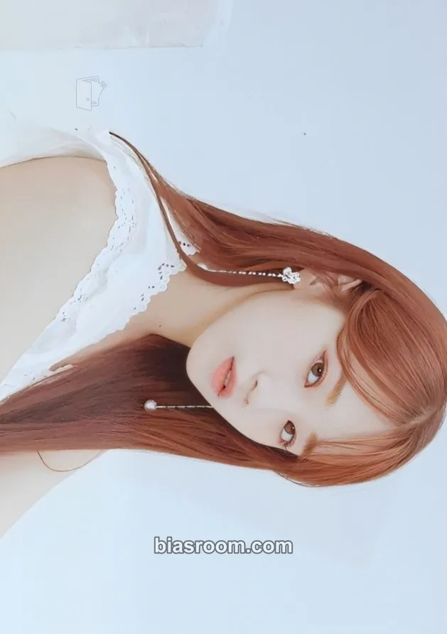 Kim Chaewon BLOOM*IZ Photocard - IZ*ONE - IZ*ONE K-pop photocard