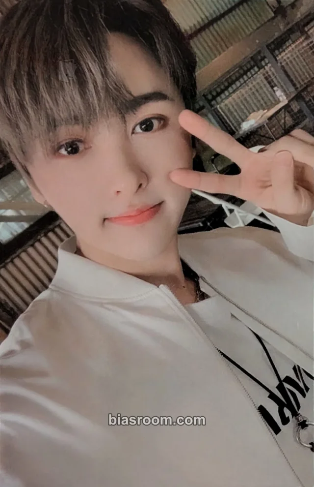 OnlyOneOf - Rie - dot point jump Album album photocard white version bad image - replace