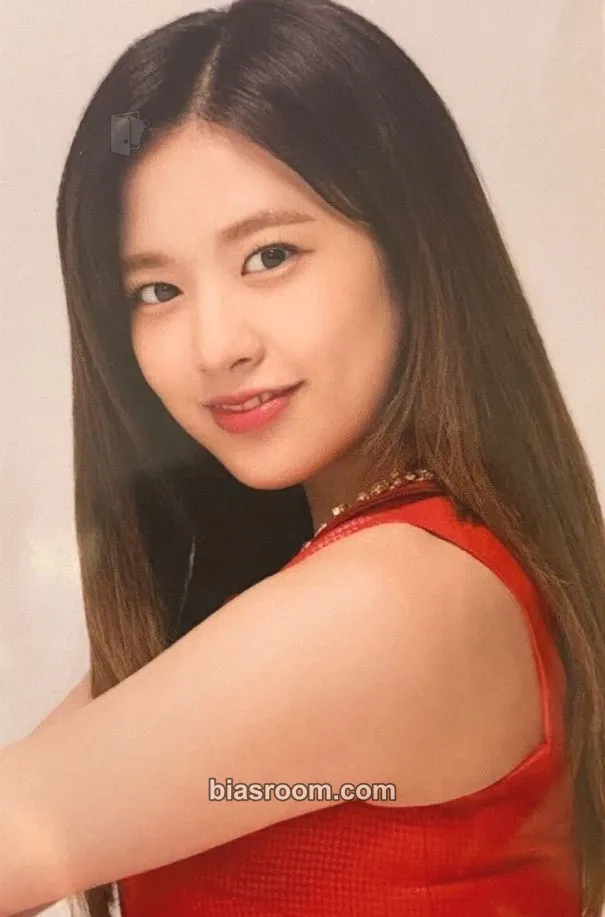 Yujin Twelve Photocard - IZ*ONE - IZ*ONE K-pop photocard