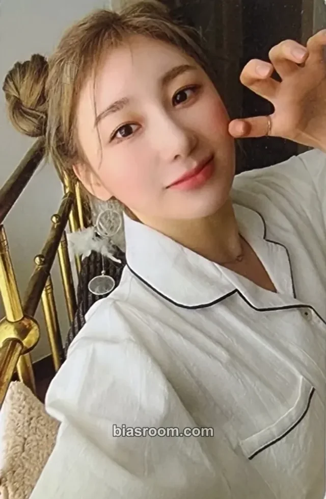 Lee Chaeyeon - Lee Chaeyeon - Over The Moon Album album photocard day version