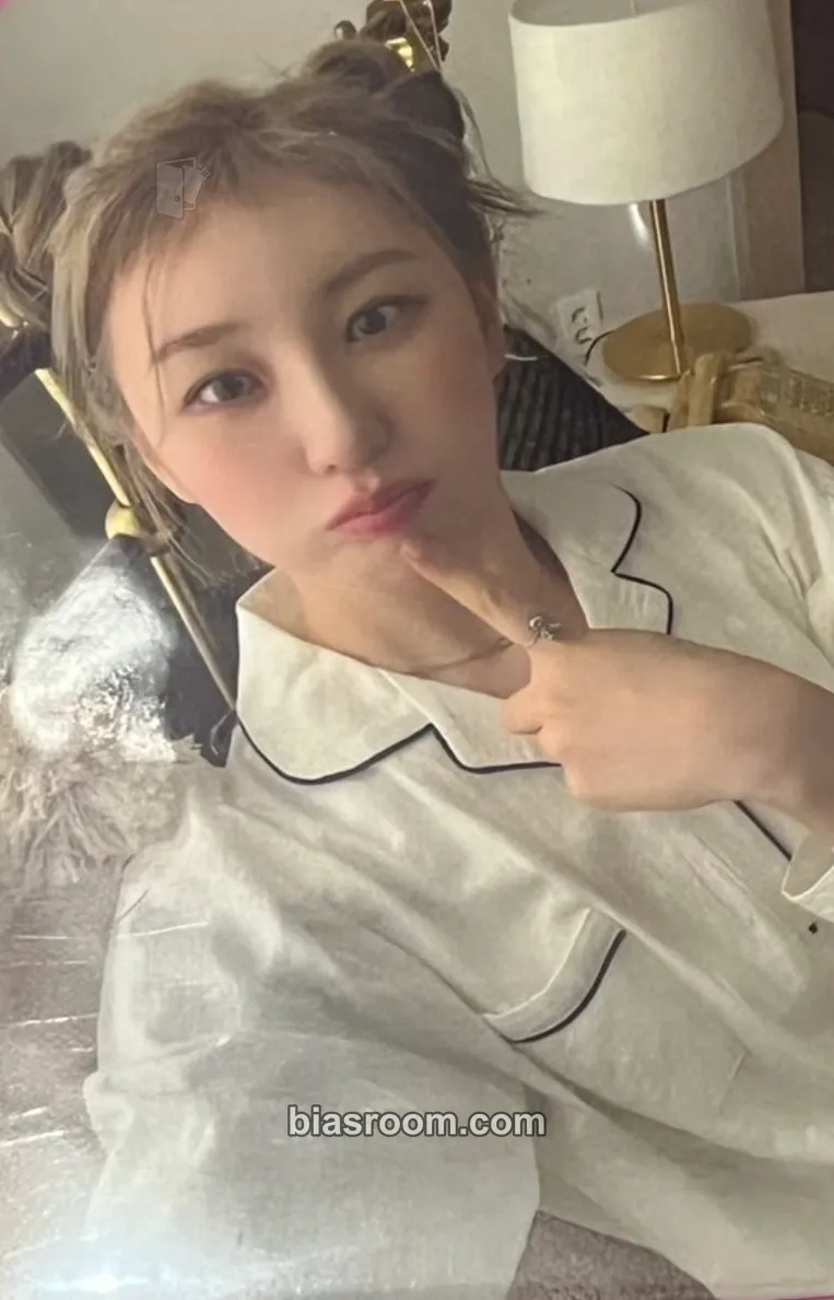 Lee Chaeyeon Over The Moon Photocard - Lee Chaeyeon K-pop photocard