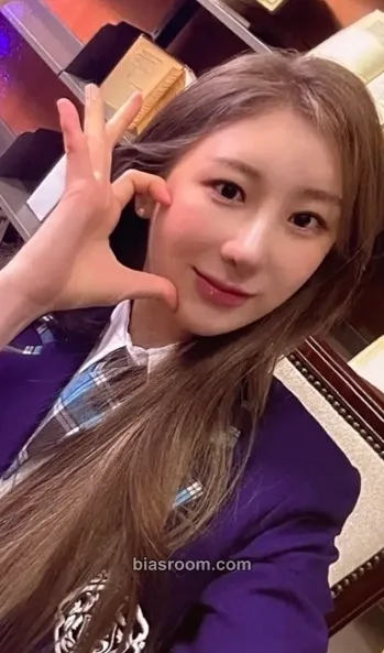 Lee Chaeyeon Over The Moon Photocard - Lee Chaeyeon K-pop photocard