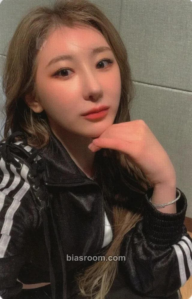 Lee Chaeyeon - Lee Chaeyeon - Over The Moon Album album photocard night version