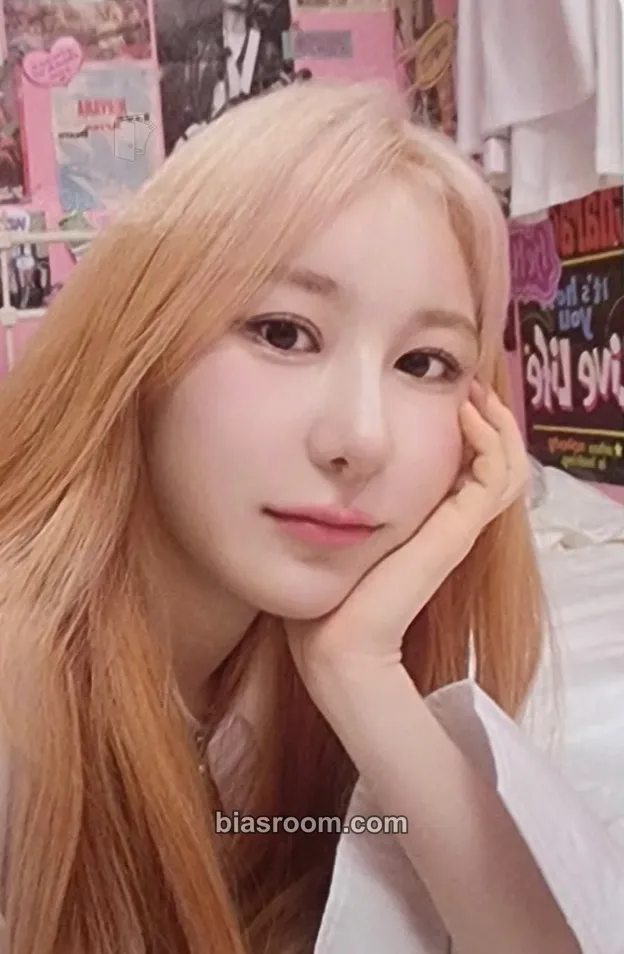 Lee Chaeyeon Over The Moon Photocard - Lee Chaeyeon K-pop photocard