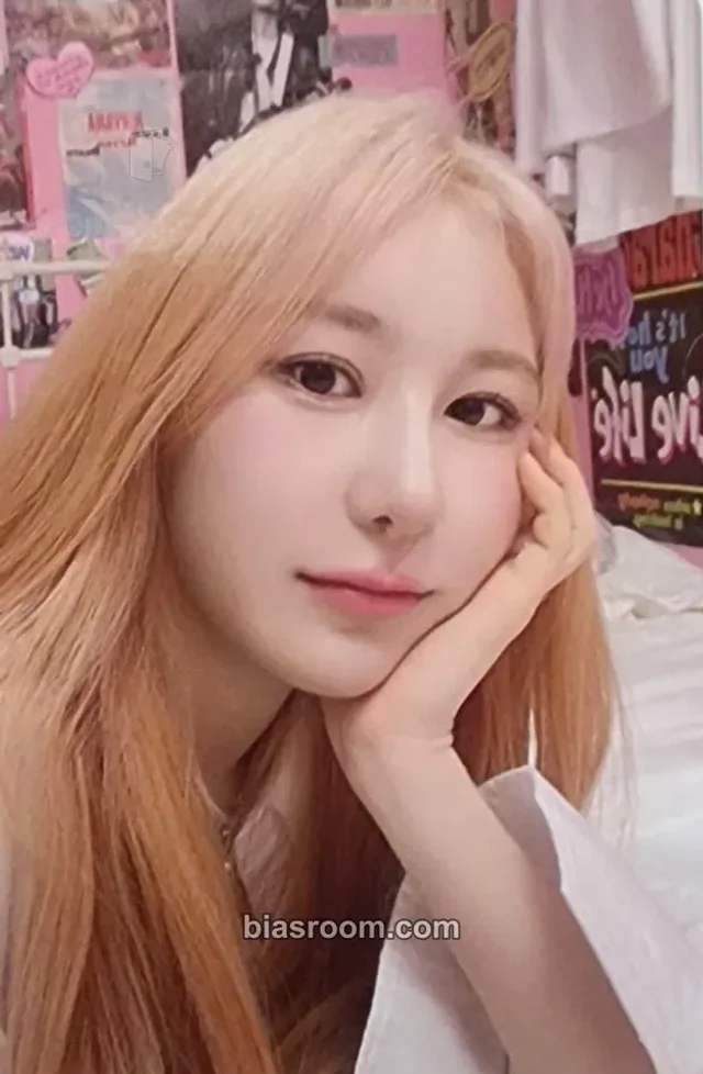 Lee Chaeyeon - Lee Chaeyeon - Over The Moon Album album photocard poca album day version