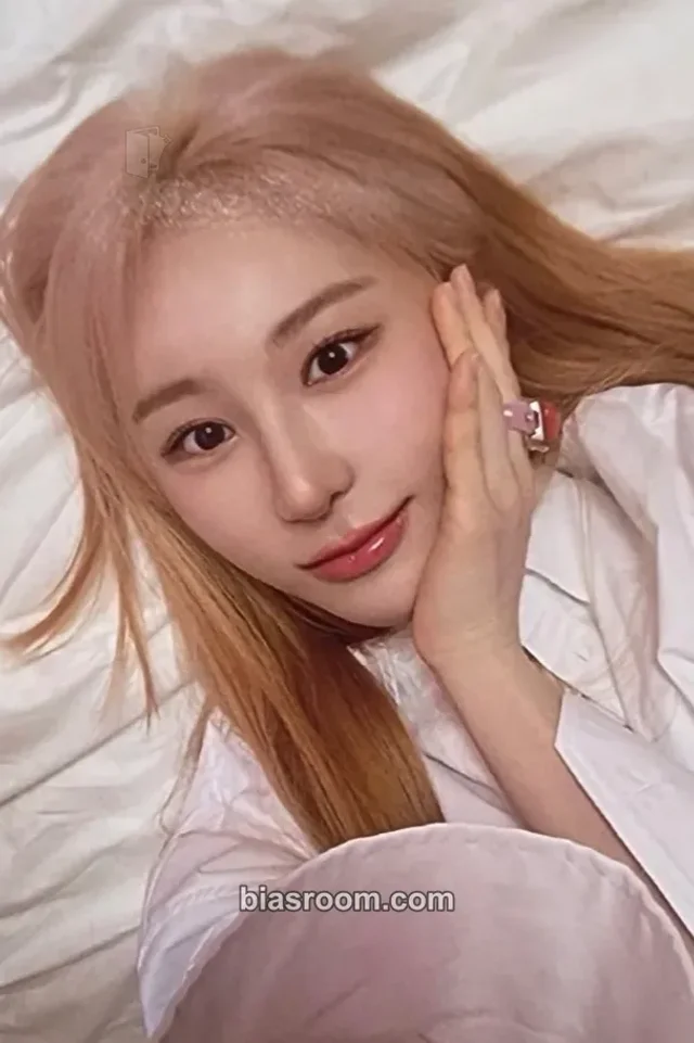 Lee Chaeyeon - Lee Chaeyeon - Over The Moon Album album photocard poca album night version