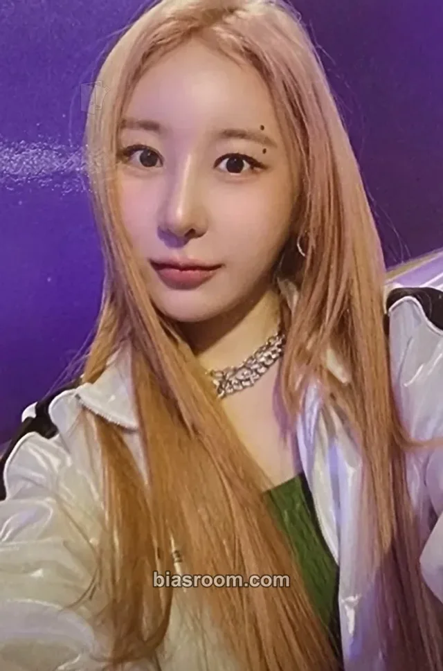 Lee Chaeyeon - Lee Chaeyeon - Over The Moon Album album photocard poca album night version