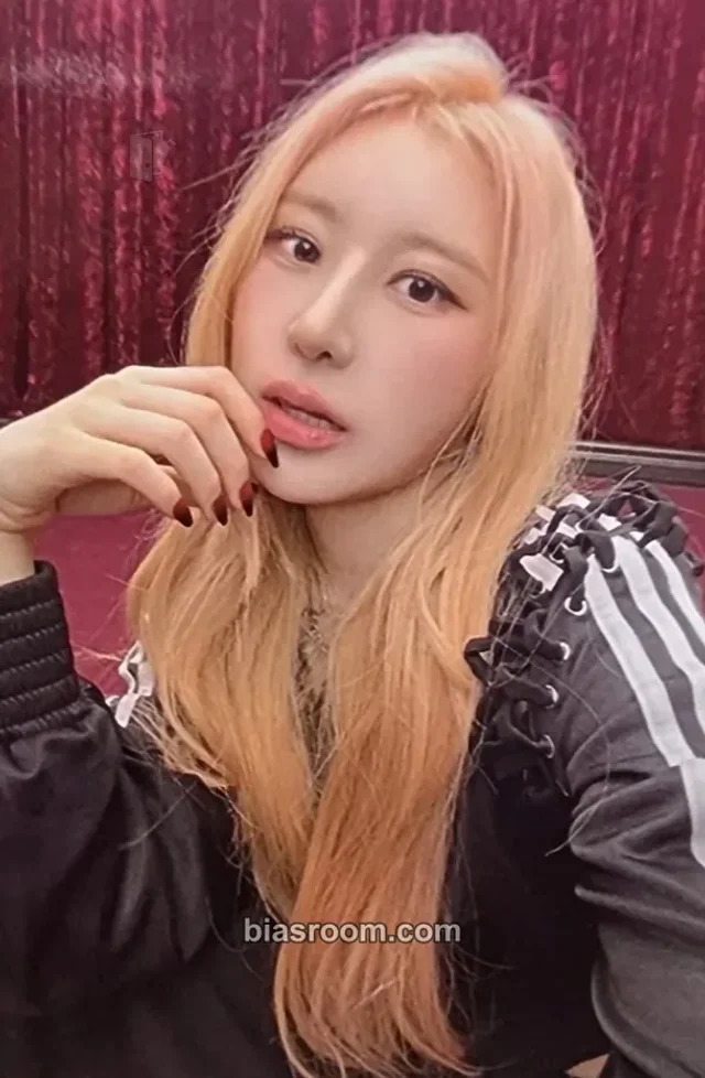 Lee Chaeyeon - Lee Chaeyeon - Over The Moon Album album photocard poca album night version