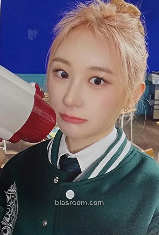 Lee Chaeyeon Over The Moon Photocard - Lee Chaeyeon K-pop photocard