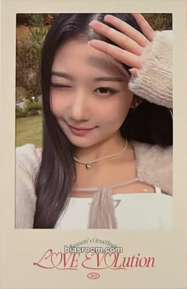 Kaede 2024 Season's Greetings: LOVE EVOLution Photocard - tripleS - tripleS K-pop photocard