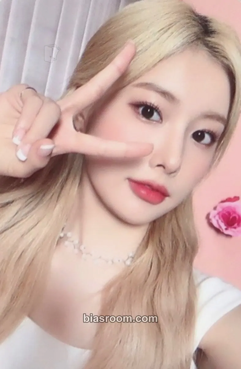 Hyewon ONEIRIC THEATER - BLU-RAY Version Photocard - IZ*ONE - IZ*ONE K-pop photocard