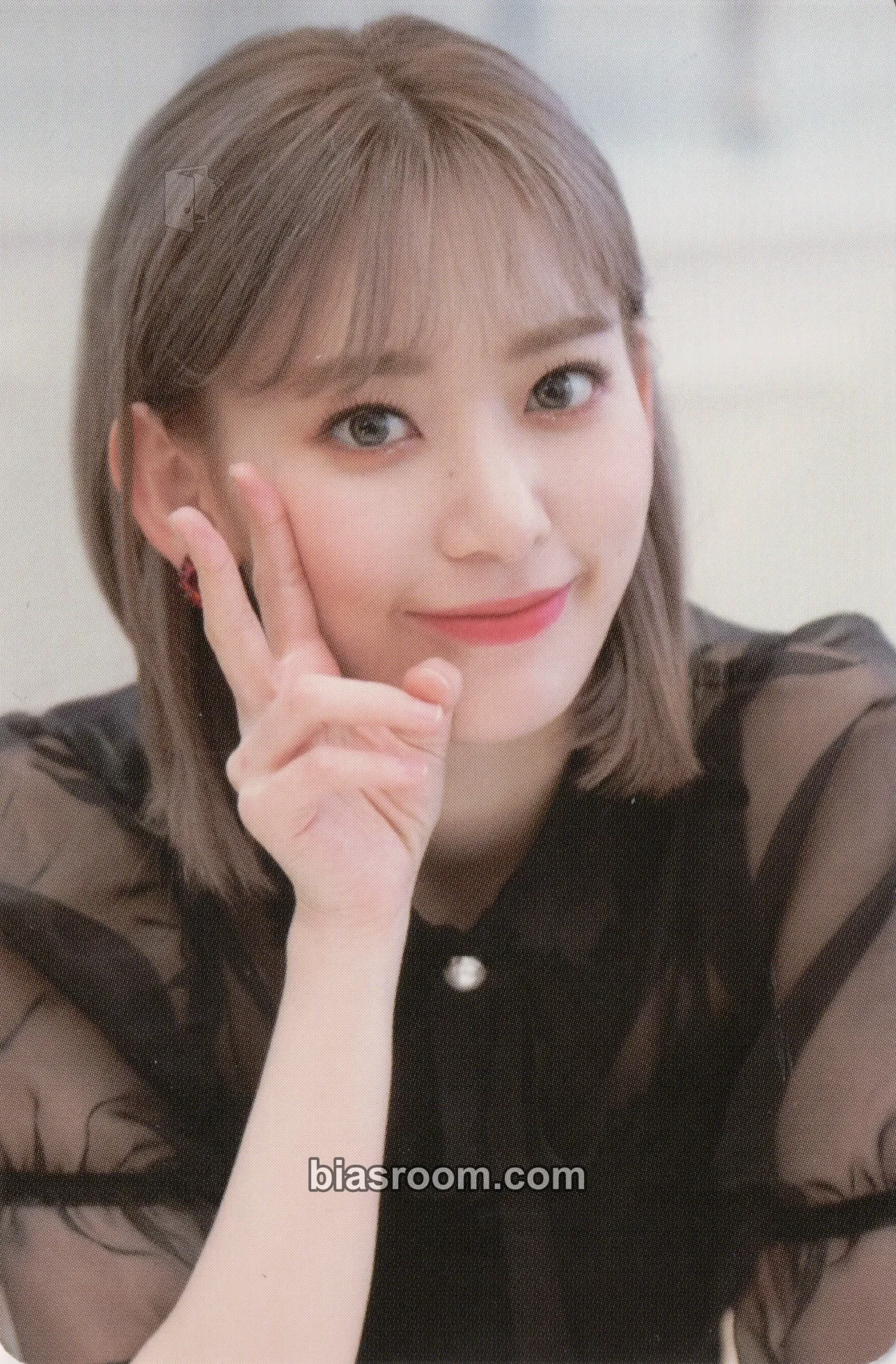 Sakura EYES ON ME in SEOUL - KIT Version Photocard - IZ*ONE - IZ*ONE K-pop photocard