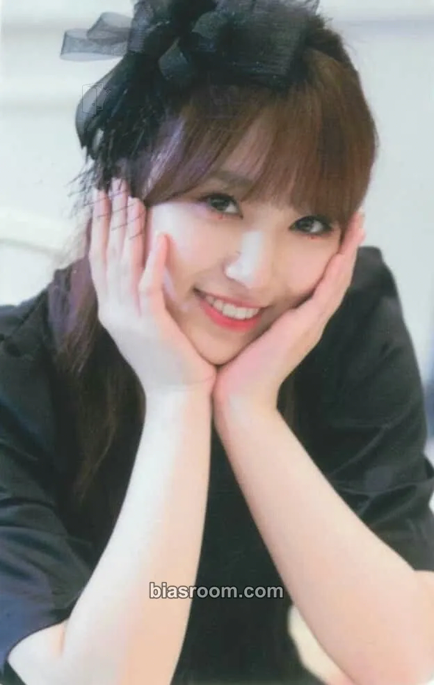 Nako EYES ON ME in SEOUL - KIT Version Photocard - IZ*ONE - IZ*ONE K-pop photocard