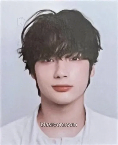 Huening Kai Clio Photocard - TOMORROW X TOGETHER - TOMORROW X TOGETHER K-pop photocard
