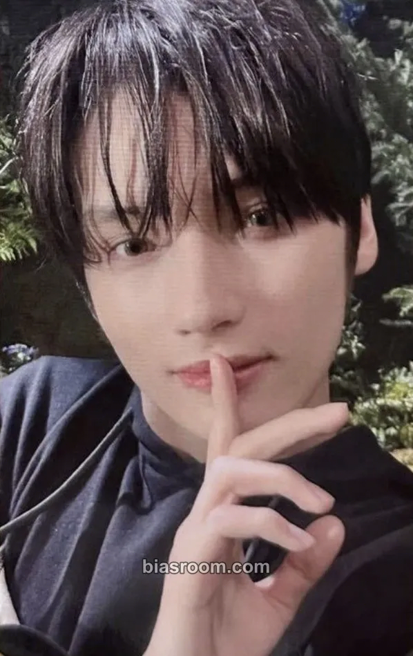 Huening Kai SWEET Photocard - TOMORROW X TOGETHER - TOMORROW X TOGETHER K-pop photocard