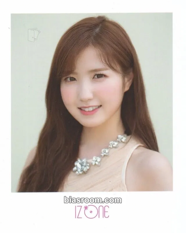 Hitomi EYES ON ME in SEOUL - KIT Version Photocard - IZ*ONE - IZ*ONE K-pop photocard