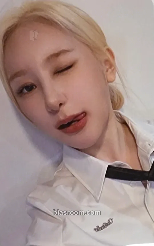 Lee Chaeyeon Over The Moon Photocard - Lee Chaeyeon K-pop photocard
