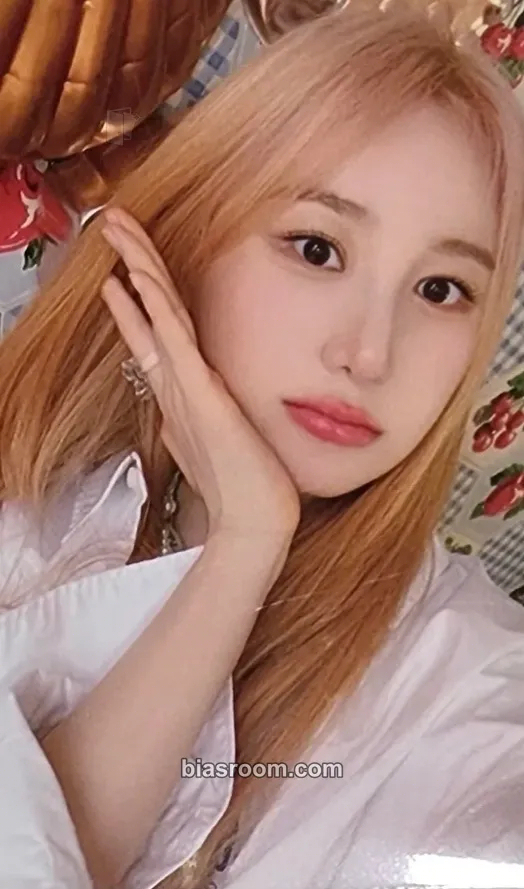 Lee Chaeyeon Over The Moon Photocard - Lee Chaeyeon K-pop photocard