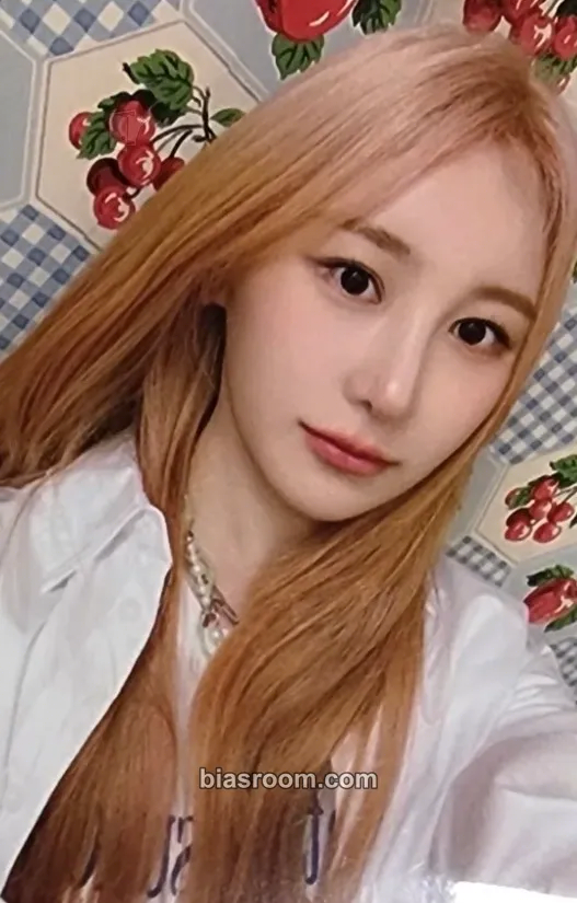 Lee Chaeyeon Over The Moon Photocard - Lee Chaeyeon K-pop photocard