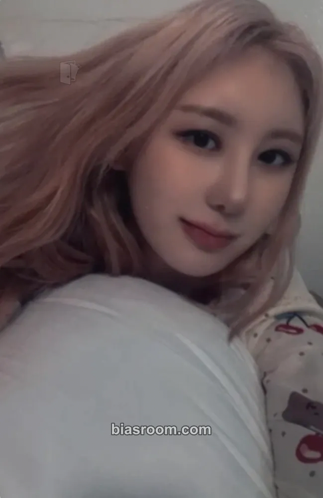 Lee Chaeyeon Over The Moon Photocard - Lee Chaeyeon K-pop photocard