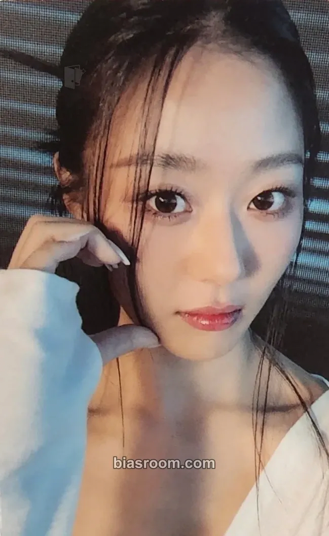 Chaerin Cherry Dash Photocard - Cherry Bullet - Cherry Bullet K-pop photocard