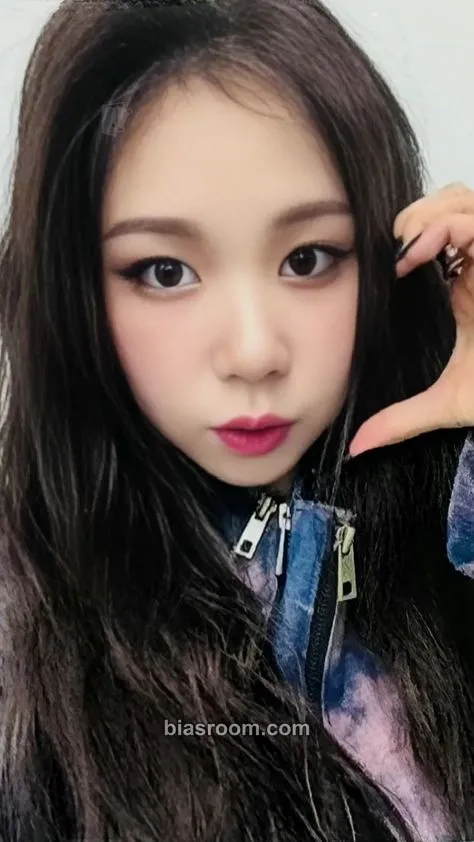 HU’E OVERSTEP Photocard - BADVILLAIN - BADVILLAIN K-pop photocard