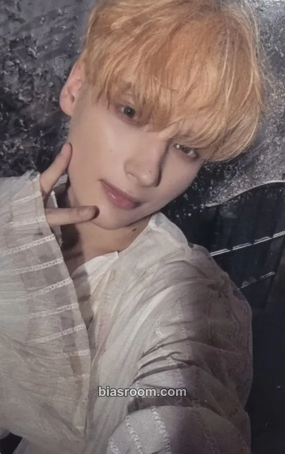 Huening Kai The Name Chapter: Freefall Photocard - TOMORROW X TOGETHER - TOMORROW X TOGETHER K-pop photocard
